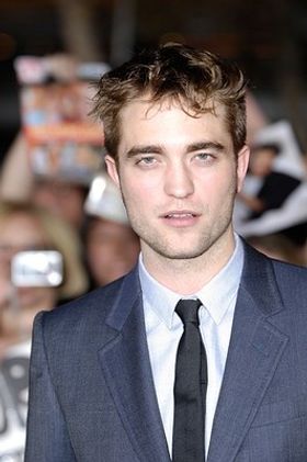 ロバート・パティンソンが坊主頭で授賞式に！