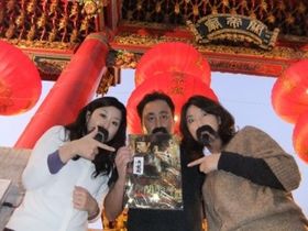 『三国志英傑伝 関羽』宣伝スタッフチームが商売の神として関羽が祀られている横浜中華街・横浜關帝廟へ