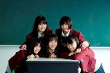 戦隊ヒロイン風のコスチュームなど、カラフルな衣装が多いだけに制服姿の5人というのも貴重だ