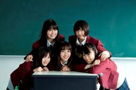 戦隊ヒロイン風のコスチュームなど、カラフルな衣装が多いだけに制服姿の5人というのも貴重だ