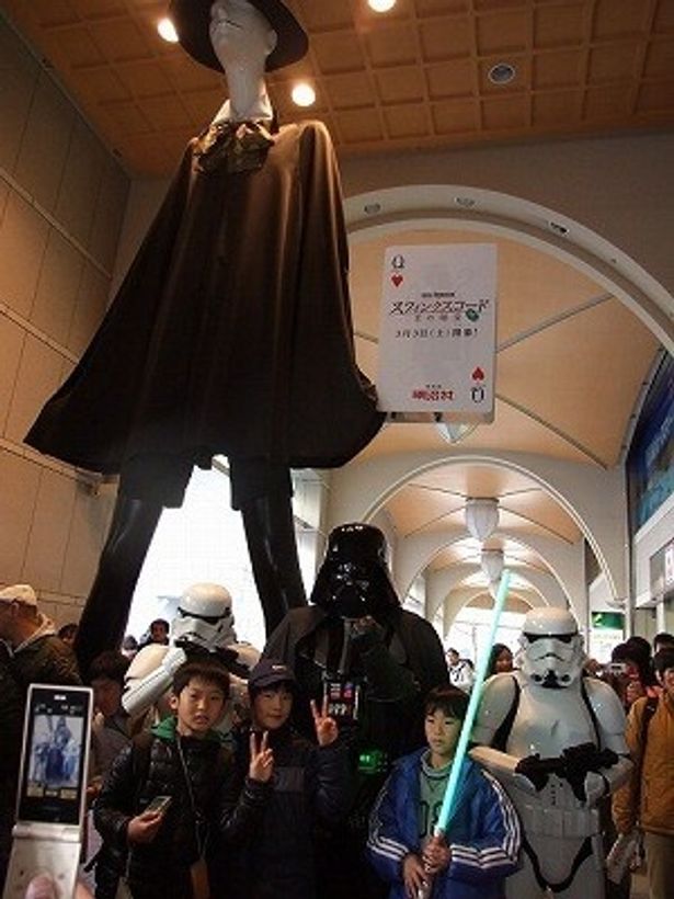 名古屋のシンボル、ナナちゃんでスター・ウォーズファンの少年と記念撮影するベイダー卿