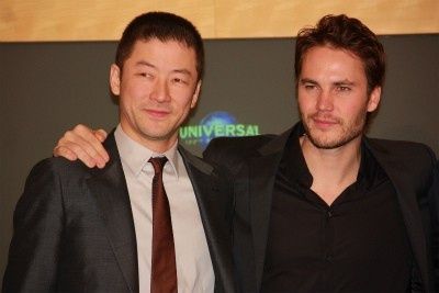 『バトルシップ』で共演したテイラー・キッチュと浅野忠信