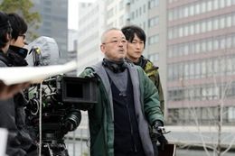 『黄金を抱いて翔べ』のメガホンを取るのは井筒和幸監督