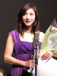 『おくりびと』の広末涼子はパープルのドレスで登壇