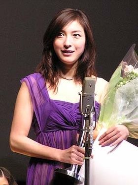 『おくりびと』の広末涼子はパープルのドレスで登壇