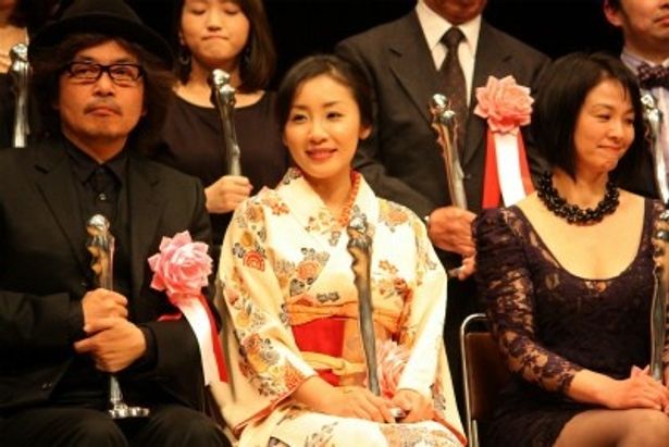 『冷たい熱帯魚』の園子温監督、神楽坂恵、黒沢あすか(右)