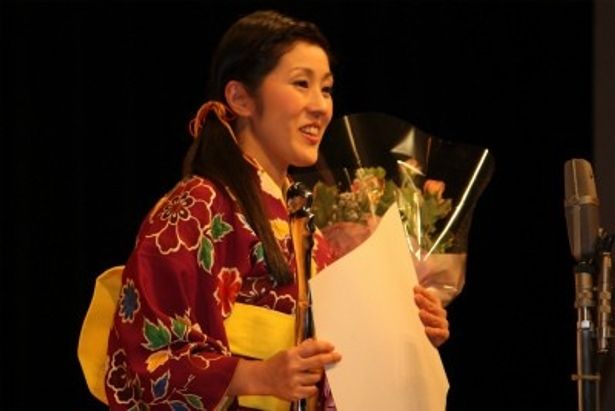 故・原田芳雄の娘の原田麻由が、父親・原田芳雄の代わりに花束を受け取った