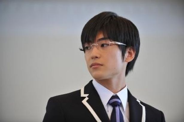 【写真】眼鏡の似合うクールビューティの鏡夜も当たり役の一つだ