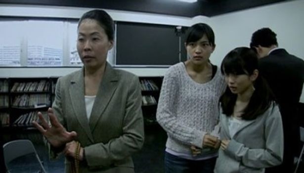 お祓いを受けるが、怪異現象の元凶は川口の通っている中学校にあった