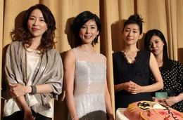 『ウタヒメ 彼女たちのスモーク・オン・ザ・ウォーター』の初日舞台挨拶に登壇した黒木瞳、木村多江、真矢みき、栗咲寛子