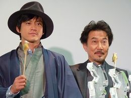 『キツツキと雨』初日舞台挨拶に登場した役所広司と小栗旬