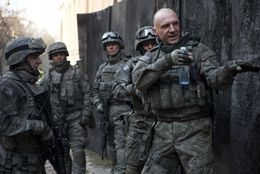 本物の特殊部隊員に混じり、レイフ・ファインズ