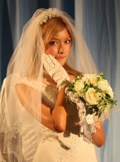 ローラがイベント試写会でウエディングドレス姿を披露