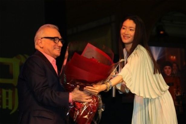【写真をもっと見る】小雪が微笑みながら花束を渡すと、スコセッシ監督も満面の笑顔を見せた