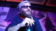 突然の俳優引退後、なぜかラッパーを目指そうとするホアキン。激太り＆ヒゲ面＆挙動不審でかつての面影もない