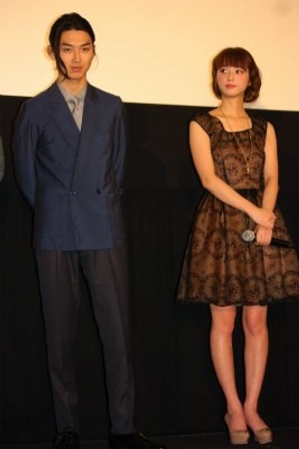 【写真をもっと見る】可愛い！佐々木希、ミニワンピースの全身ショットはこちら