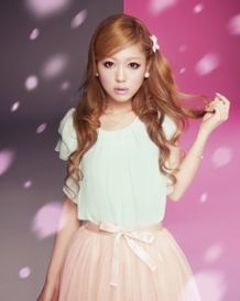 『ガール』主題歌「私たち」を歌う西野カナ