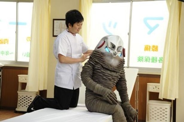 「怪獣マッサージ」でマッサージを受けに来たザラブ星人。しかし、どこが肩かわからずマッサージ師も困惑