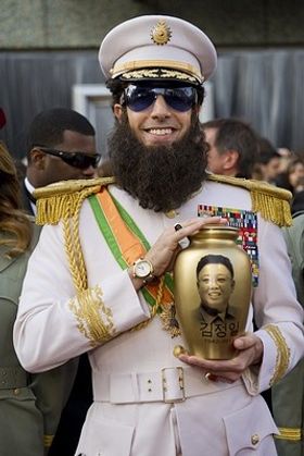 レッドカーペットでサーシャ・バロン・コーエンが悪ふざけ