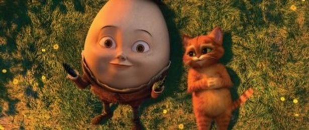 『シュレック』シリーズでは、ウルウルした瞳での上目づかいで見る者を魅了していた、長ぐつをはいたネコことプス(右)