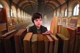 図書館で調べものをするヒューゴ