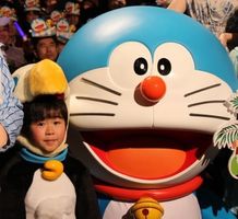 『ドラえもん のび太と奇跡の島 アニマルアドベンチャー』の初日舞台挨拶に登壇したドラえもんと鈴木福