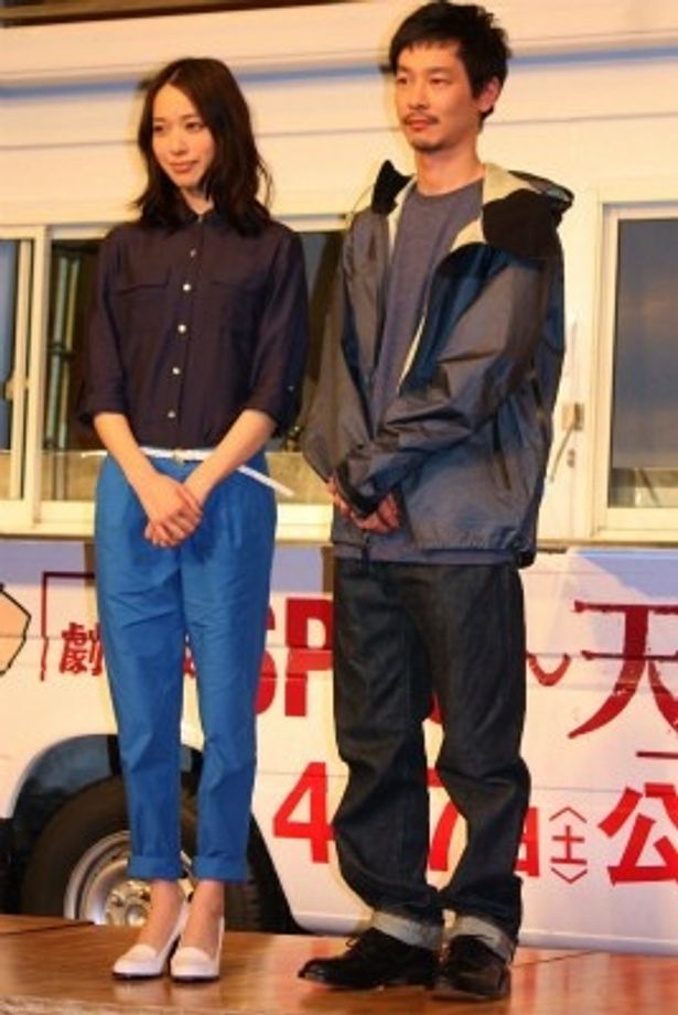 【写真をもっと見る】戸田恵梨香はブルーのパンツと白いヒールのカジュアルファッションで登壇
