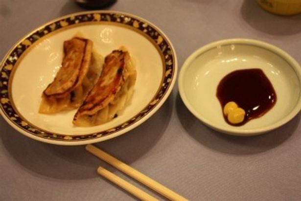 いただきました！味噌入り餃子。ウスターソースとマスタードで食べるのが新鮮！