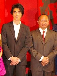完成イベントで舞台挨拶をしたジョン・ウー監督（右）と金城武