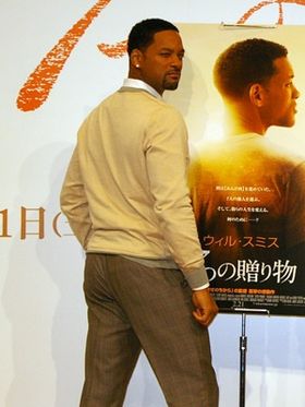 映画とは別人!?笑顔のD・ワシントンが女性記者にハグ｜最新の