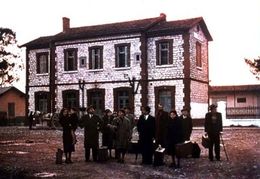 曇り空、長回し、360度パンによって独自の映像世界を確立した『旅芸人の記録』(75)ほか、巨匠の作品を一挙上映