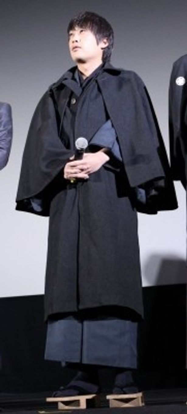 太宰治の衣装で登場するも評価は散々のフルーツポンチの村上健志