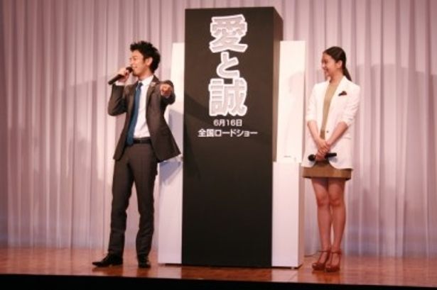 ボタンを同時に押し運命の恋センサーが点灯するかという、『愛と誠』運命の恋判断に挑戦したふたり。「変な空気になってる！」と苦笑いの妻夫木