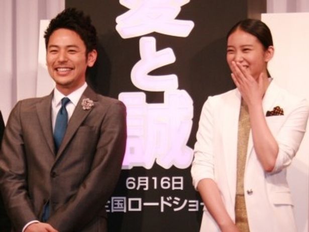 31歳と18歳の年齢差を感じさせないふたり。終始笑いが絶えない会見となった