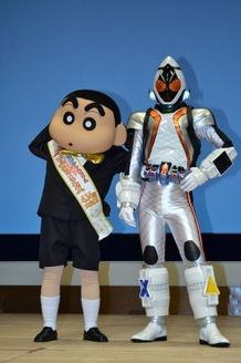 映画化20周年を記念し、しんちゃんと仮面ライダーフォーゼがコラボ！