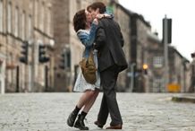 『ワン・デイ 23年のラブストーリー』に出演するアン・ハサウェイとジム・スタージェス