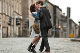 『ワン・デイ 23年のラブストーリー』に出演するアン・ハサウェイとジム・スタージェス