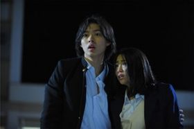 高校生のスグルは下級生のリノと共に鬼からの逃亡を続ける(『リアル鬼ごっこ3』)