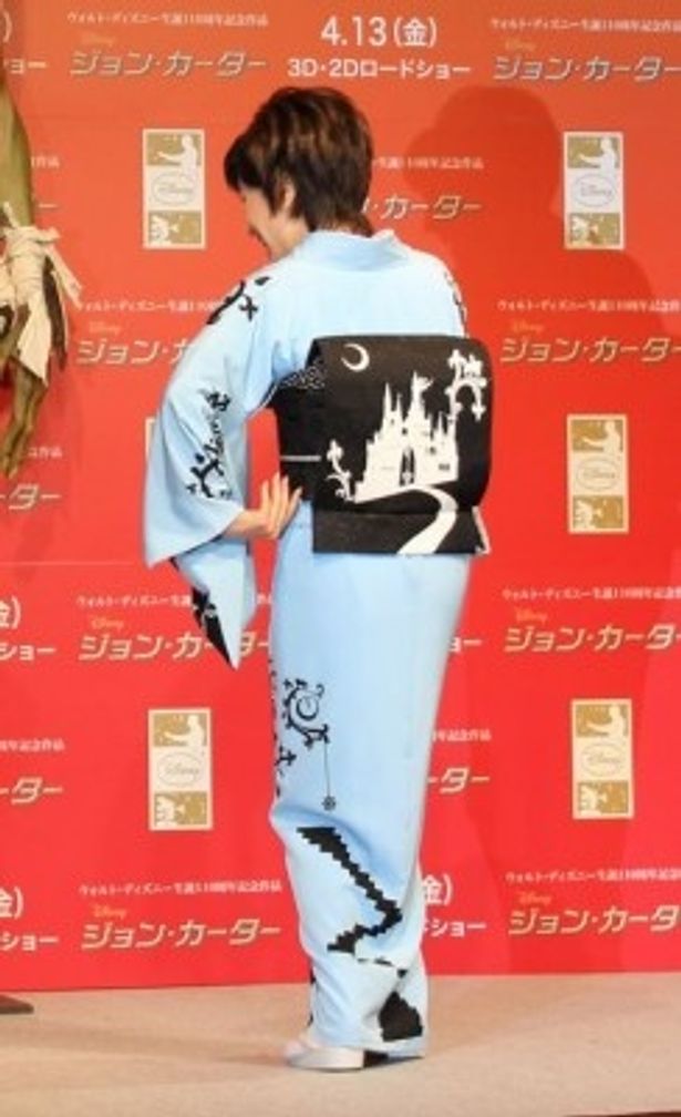 帯にはシンデレラ城が描かれた着物で登場した小林幸子