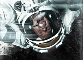 人類が40年間、月に行かなくなった本当の理由を暴く、という設定の『アポロ18』。主観ショットならではの緊迫感あふれる映像に興奮必至