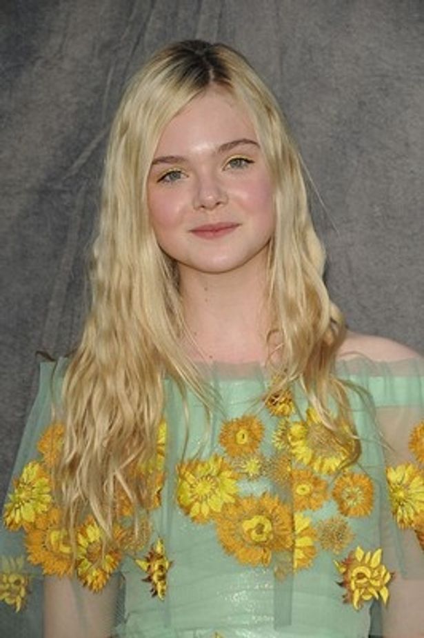 同作ではエル・ファニングがオーロラ姫に扮する