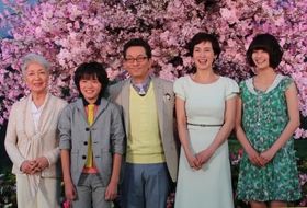 『HOME 愛しの座敷わらし』完成披露試写会に登壇した水谷豊、安田成美、濱田龍臣、橋本愛、草笛光子