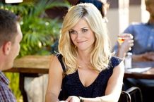 セクシーな衣装で登場するオスカー女優リース・ウィザースプーン