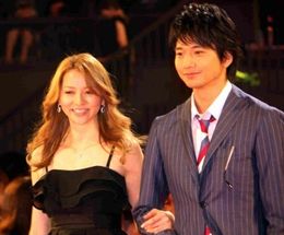 香里奈や向井理らがピンクカーペットを歩いた