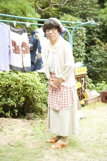 当時御年70歳！ 妙に可愛い小林克也の女装姿が拝めるのは『レンタネコ』だけ
