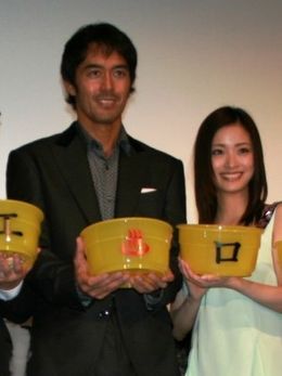 『テルマエ・ロマエ』の初日舞台挨拶に登壇した阿部寛、上戸彩