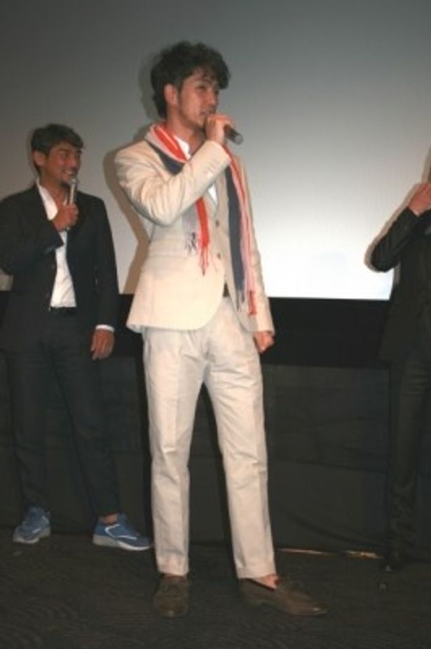 阿部から、衣装について「ひとりだけイタリアっぽい」と指摘される北村