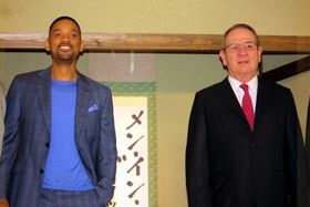 『メン・イン・ブラック3』でウィル・スミス(左)とトミー・リー・ジョーンズ(右)が来日