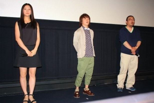 【写真を見る】木村文乃は黒のミニワンピースに生脚。全身ショットはこちら