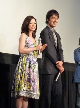 大ヒット『テルマエ・ロマエ』舞台挨拶に登場した阿部寛と上戸彩